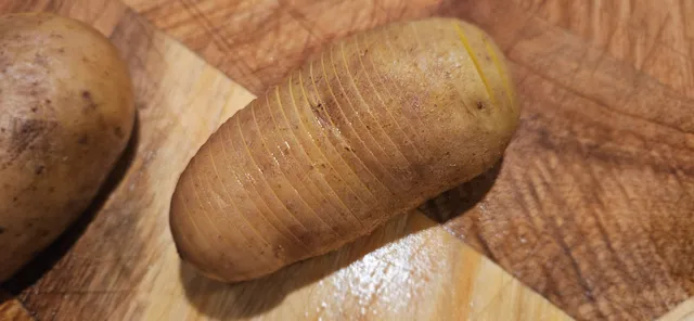 Lag tynne 2 mm snitt som nesten går gjennom potetene.