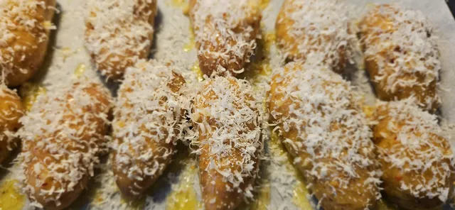 Pensle potetene med smør og hvitløk, og dekk med parmesan.