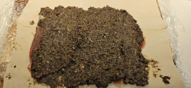 Legg butterdeig, serranoskinke og et jevnt lag duxelle klart til montering.