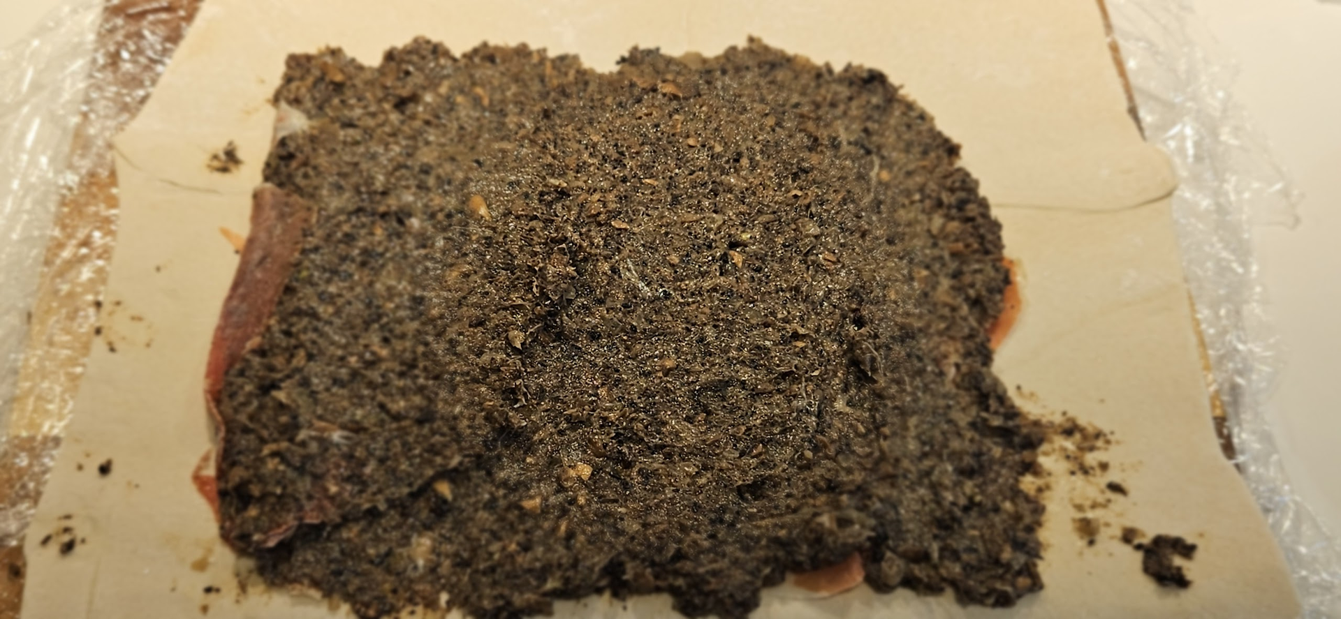 Legg butterdeig, serranoskinke og et jevnt lag duxelle klart til montering.