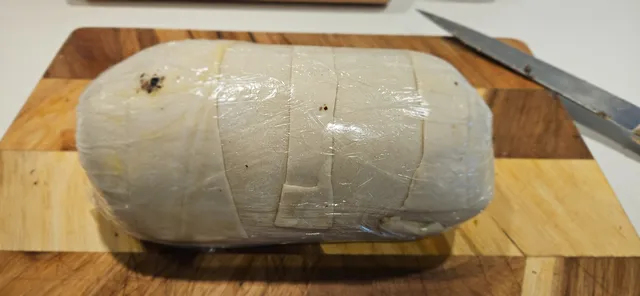 Rull Wellingtonen stramt sammen, pakk i plastfolie og avkjøl.