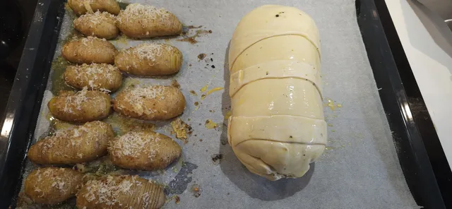 Legg Wellingtonen på brett ved siden av hasselbackpotetene før steking.