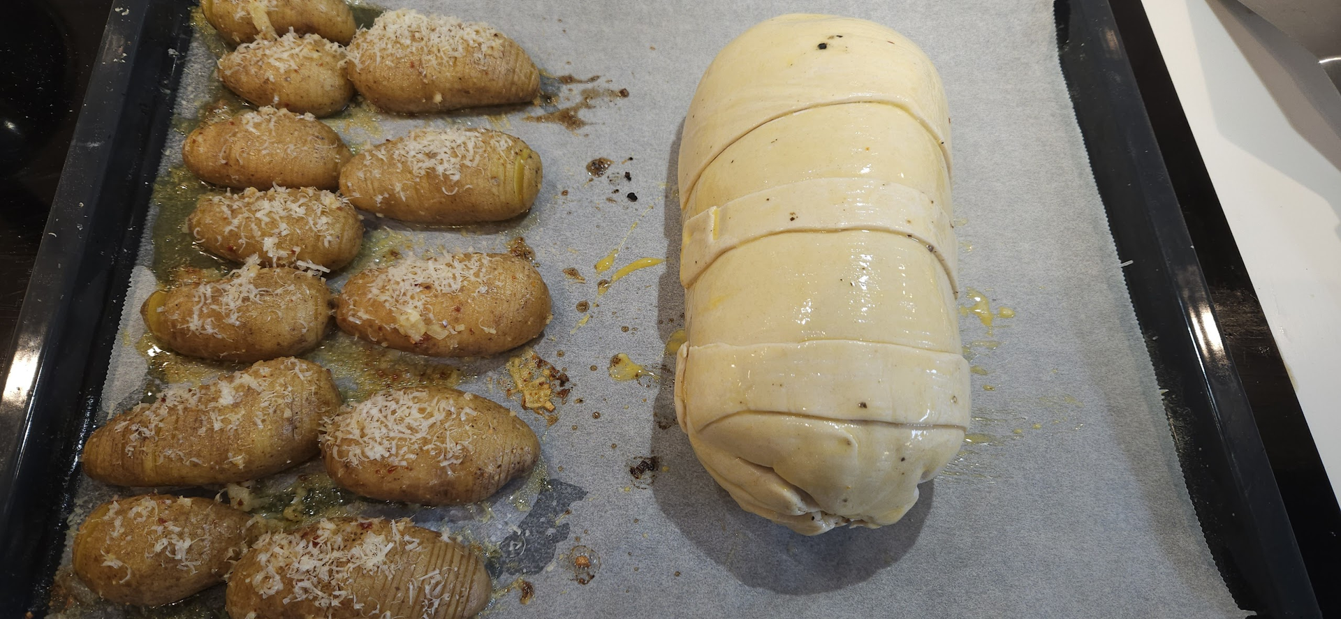 Legg Wellingtonen på brett ved siden av hasselbackpotetene før steking.