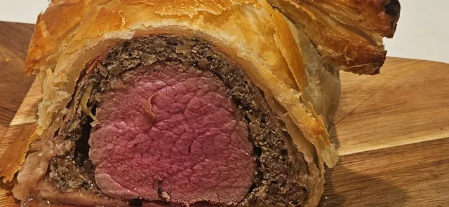 Skjær Wellingtonen i midten for wow-øyeblikket med perfekt stekt kjerne.