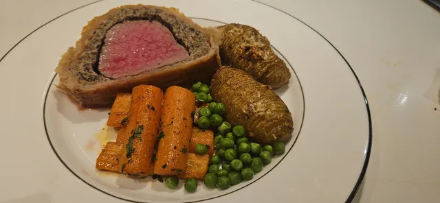 Legg opp med poteter, gulrøtter og erter, og server.