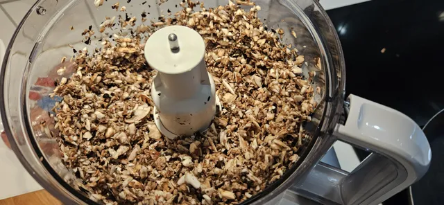 Kjør soppen på puls i kjøkkenmaskinen til den er hakket i små biter.