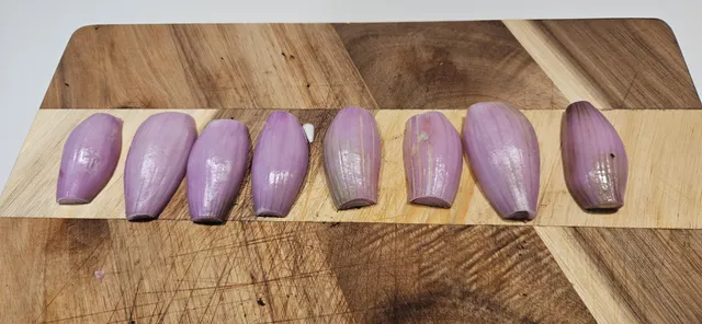 Skrell og klargjør sjalottløk før finkutting.