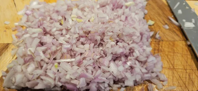 Kutt sjalottløk i brunoise og ha den i sopp-panna.