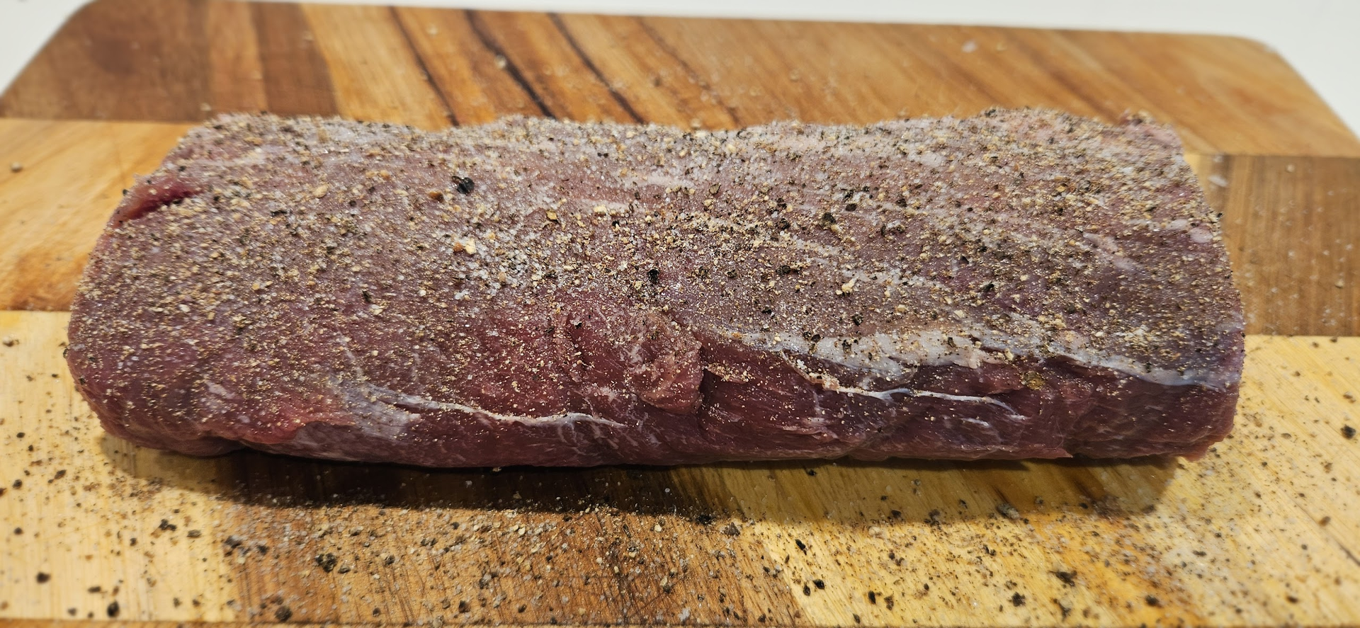 Krydre indrefileten godt med salt og pepper før steking.