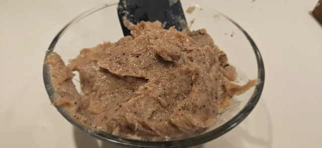 Lag kyllingmousse av kyllingbryst, eggehvite og litt kremfløte.