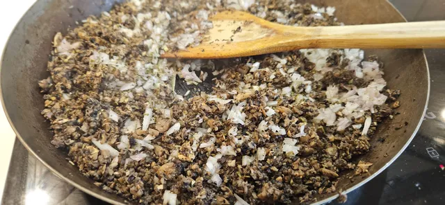 Tilsett sjalottløk, timian, salt, pepper og smør i duxellen, og stek til blandingen er tørr.