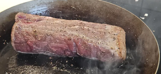 Stek indrefileten hardt i panne for å få en god skorpe.