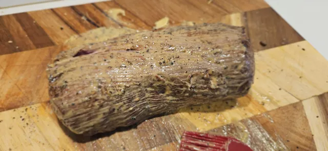 Smør kjøttet med dijonsennep, pakk i plast og sett det kaldt.