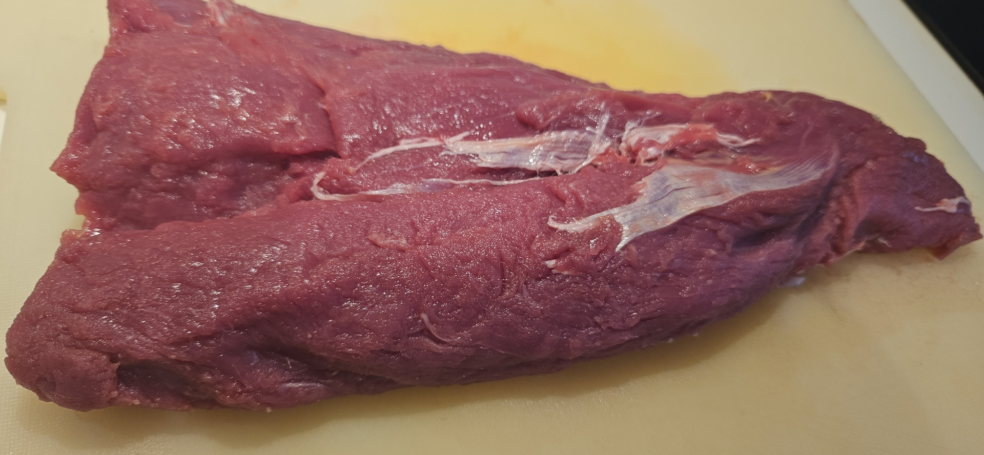 Del zebrakjøttet opp og sett av den delen som skal brukes til gryta.
