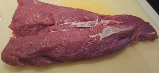 Del zebrakjøttet opp og sett av den delen som skal brukes til gryta.