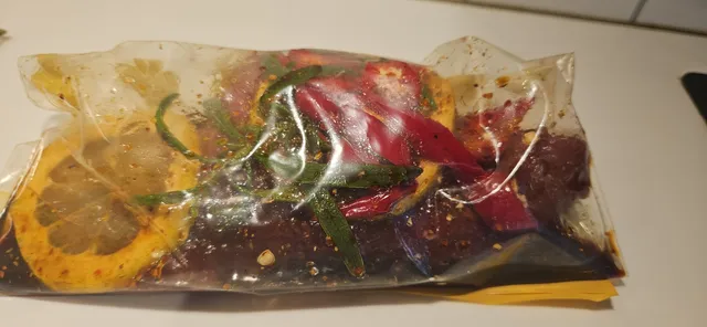 Mariner kjøttet med soyasaus, sitron, rosmarin og chili mens resten klargjøres.