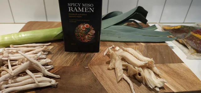 Gjør klar miso, purre, shimeji, østerssopp og kål før du begynner å steke.