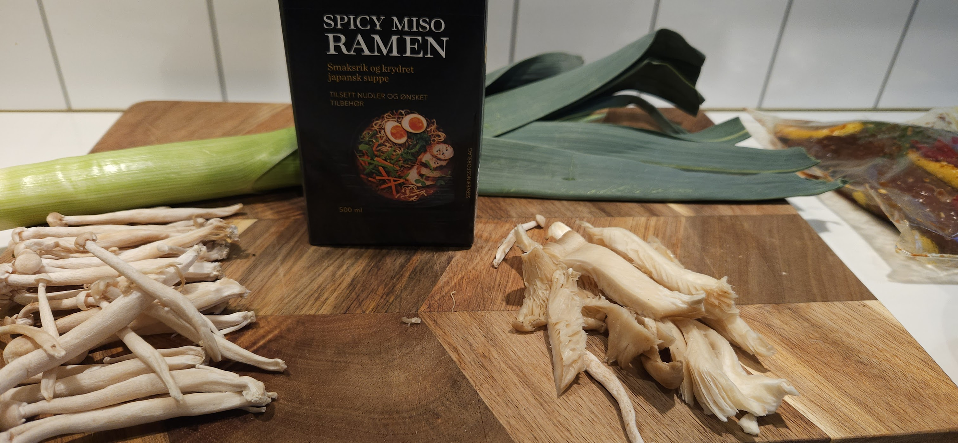 Gjør klar miso, purre, shimeji, østerssopp og kål før du begynner å steke.