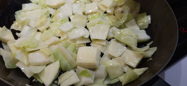 Gi kålen en rask runde i panna for å bygge litt farge før den går i gryta.