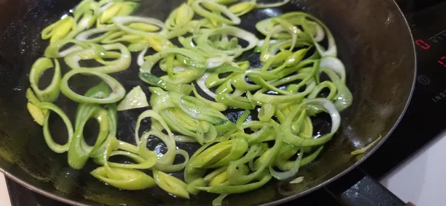 Stek purren raskt så den får litt sødme uten å bli slapp.