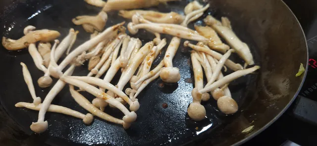 Soppen får samme behandling og holdes tilbake til slutt så den beholder teksturen.