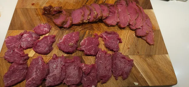 Skjær kjøttet i tynne skiver rett før servering, så holder det seg saftig.
