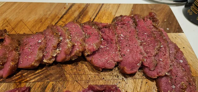 Krydre lett med salt, pepper og litt ekstra soyasaus før kjøttet går i varmen.