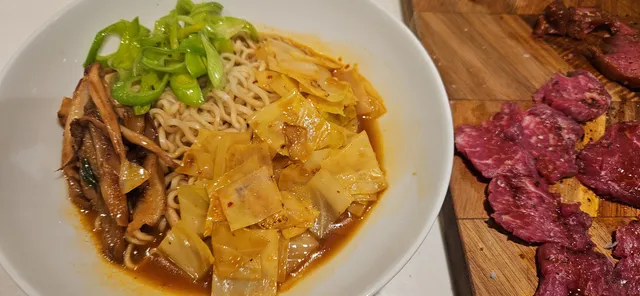 Kok nudler og egg, og stek kjøttet svært kort før alt legges opp i skåler.