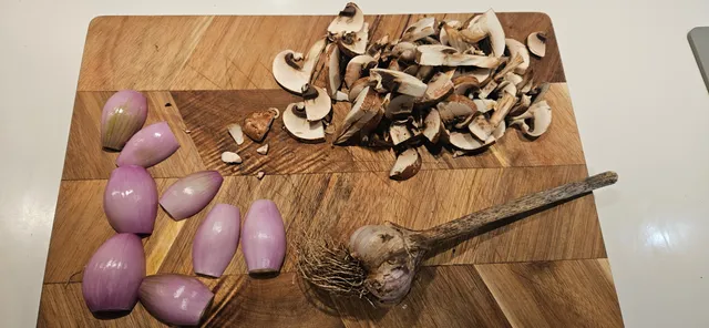 Finn frem tilbehør. Sjarlottløk, aromasopp og en hjemmegrodd hvitløk.