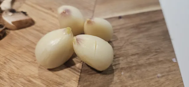 Resten av hvitløken skrelles og skjæres i tynne skiver. Disse skal stekes veldig kort i olje til de blir lys brune, men ikke mer, ellers blir smaken bitter.