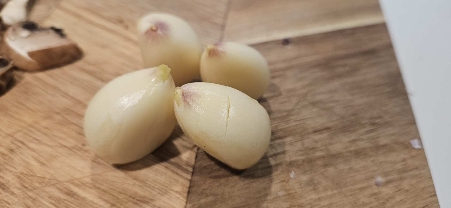Resten av hvitløken skrelles og skjæres i tynne skiver. Disse skal stekes veldig kort i olje til de blir lys brune, men ikke mer, ellers blir smaken bitter.