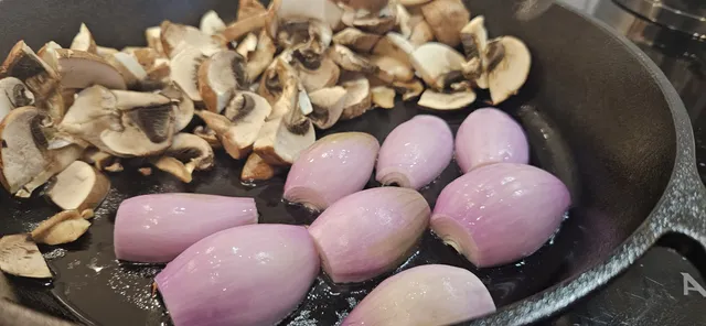 Sjalottløk og sopp går i panna og får akkurat nok tid til å bli søte og gyldne.