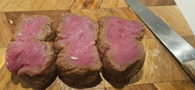 Zebrakjøttet er marinert et døgn i olje, sitron og rosmarin, derfor den litt uappetittelige brunfargen på utsiden.