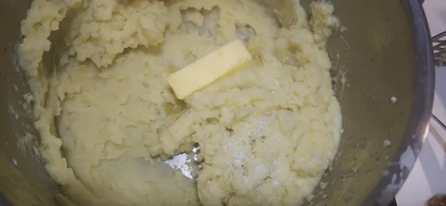 Når potetene er møre, moser du dem med smør og salt til en glatt og luftig potetmos.