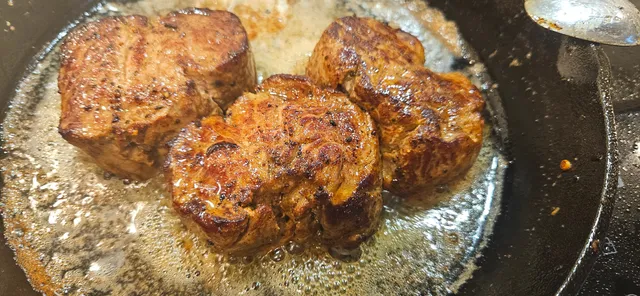 Stek kjøttet på alle sider, tilsett en skje smør og øs over til kjøttet når en kjernetemperatur på rundt 35 grader. Så settes det til hvile, det er viktig.