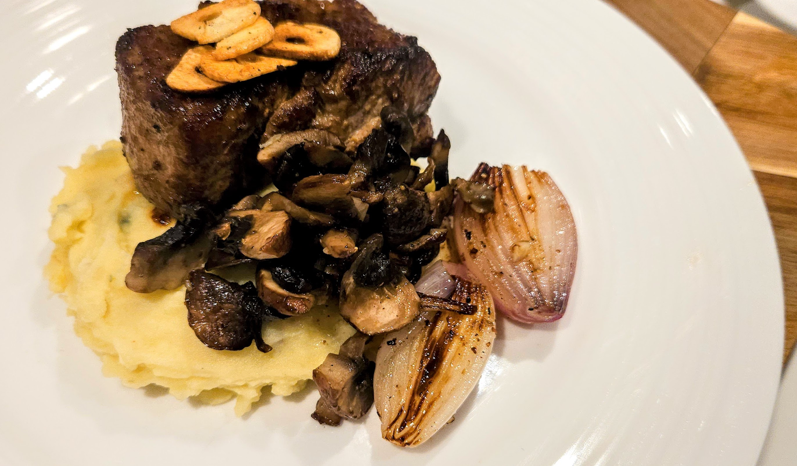 Zebrabiff med hvitløkspotetmos, sjalottløk og sopp