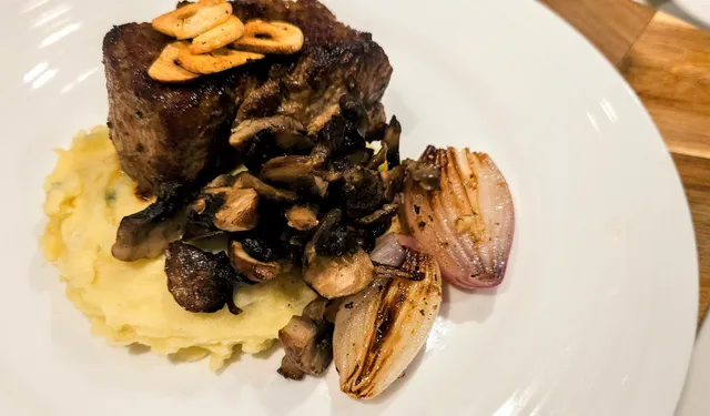 Zebrabiff med hvitløkspotetmos, sjalottløk og sopp